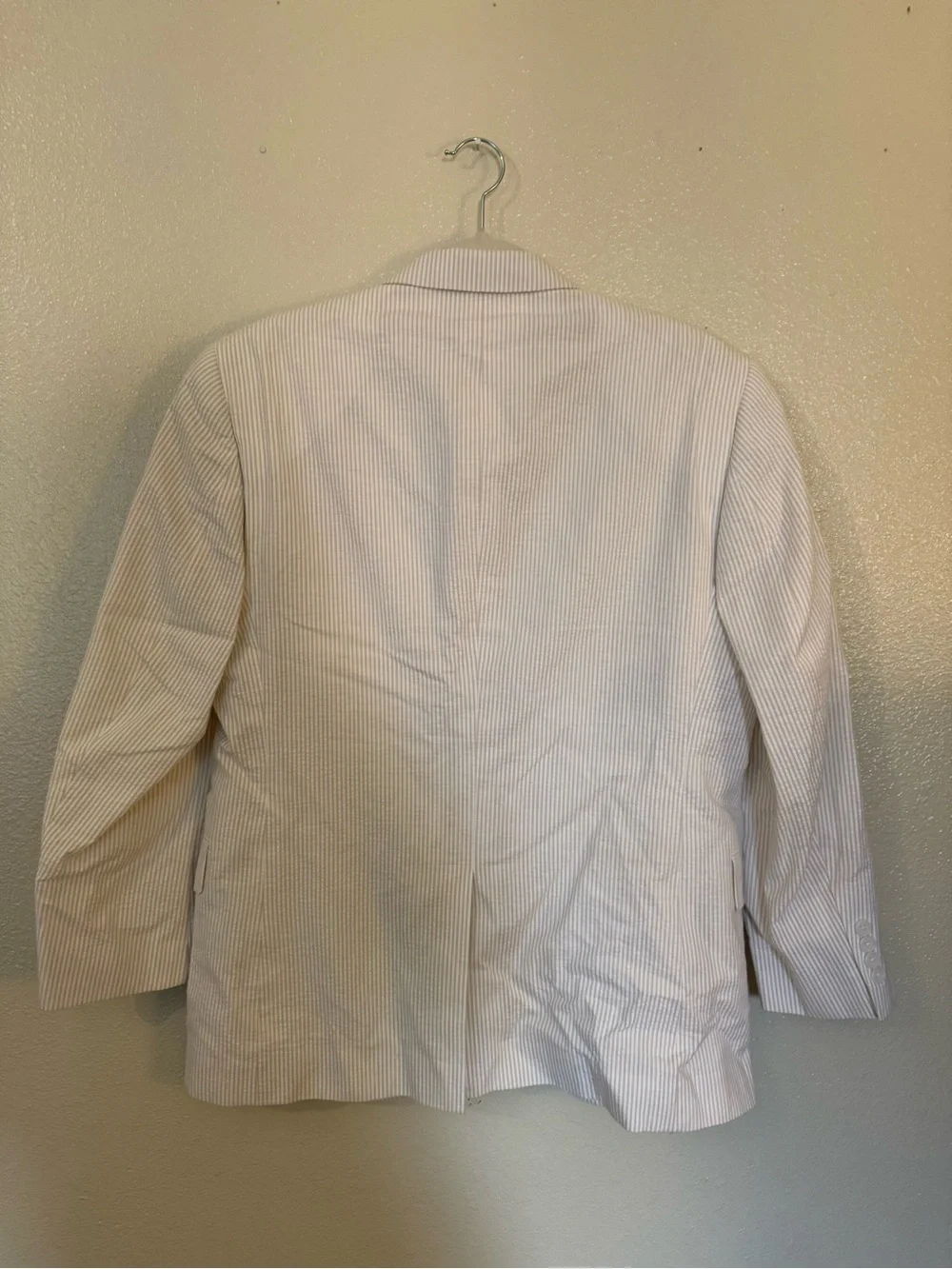 Jos A Bank 38S Men's Cream Pinstripe Blazer- Stay Cool